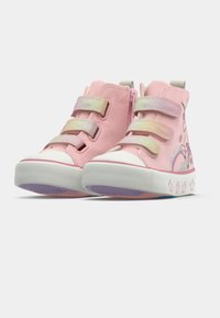 Παιδικά ροζ αθλητικά παπούτσια ψηλού πάνω μέρους με τρεις λαμπερές λουρί δες βέλκρο, εικονογράφηση μονόκερου στις πλευρές και σχέδια αστεριών στα λευκά πέλματα.