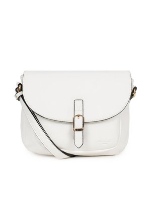 Borsa a tracolla bianca in pelle con patta, chiusura a fibbia metallica, cuciture di accento nere e tracolla regolabile. Texture liscia, forma rettangolare.