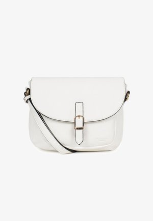 Borsa a tracolla bianca in pelle con patta, chiusura a fibbia metallica, cuciture di accento nere e tracolla regolabile. Texture liscia, forma rettangolare.