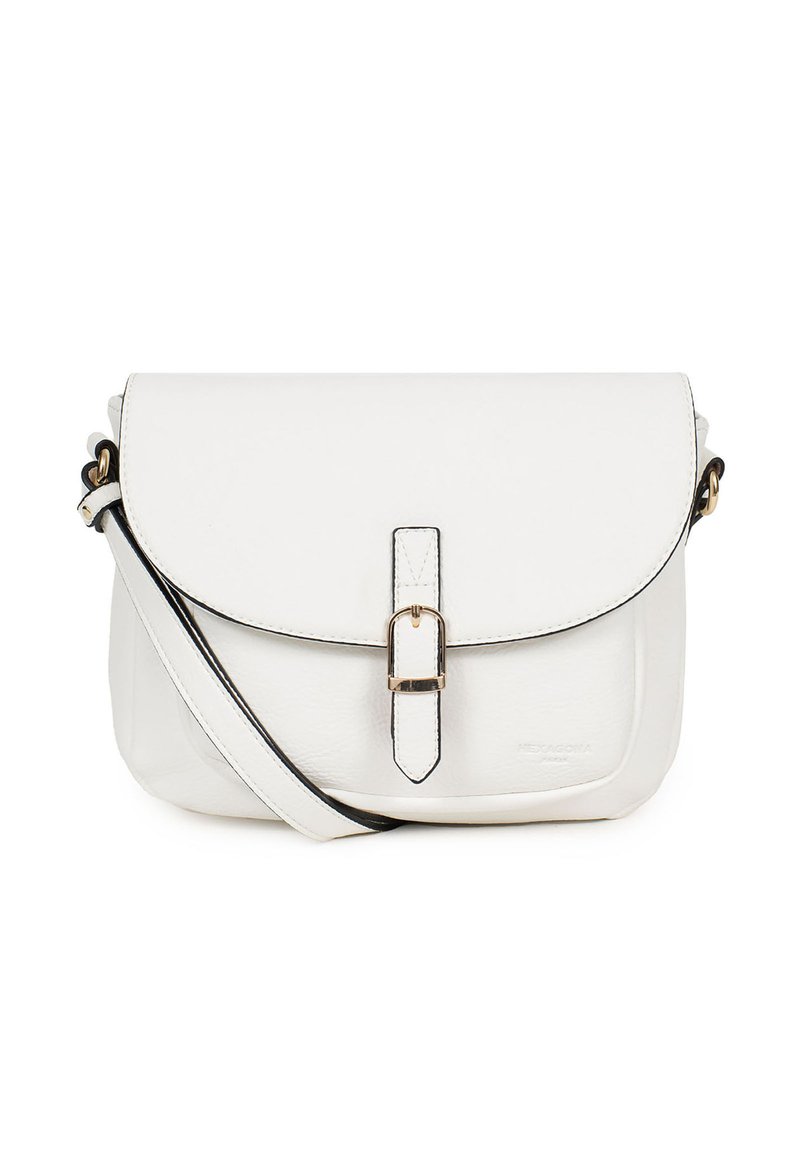Borsa a tracolla bianca in pelle con patta, chiusura a fibbia metallica, cuciture di accento nere e tracolla regolabile. Texture liscia, forma rettangolare.