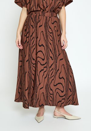 Ruskea hame, jossa musta abstrakti aaltoileva viivakuvio, yhdistetty beigeihin, teräväkärkisiin, matalakorkoisiin slingback-kenkiin valkoisella taustalla.