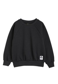 Sudadera negra de manga larga con cuello redondo, con puños y dobladillo acanalados, que presenta un pequeño parche de cara de panda cerca de la esquina inferior derecha.