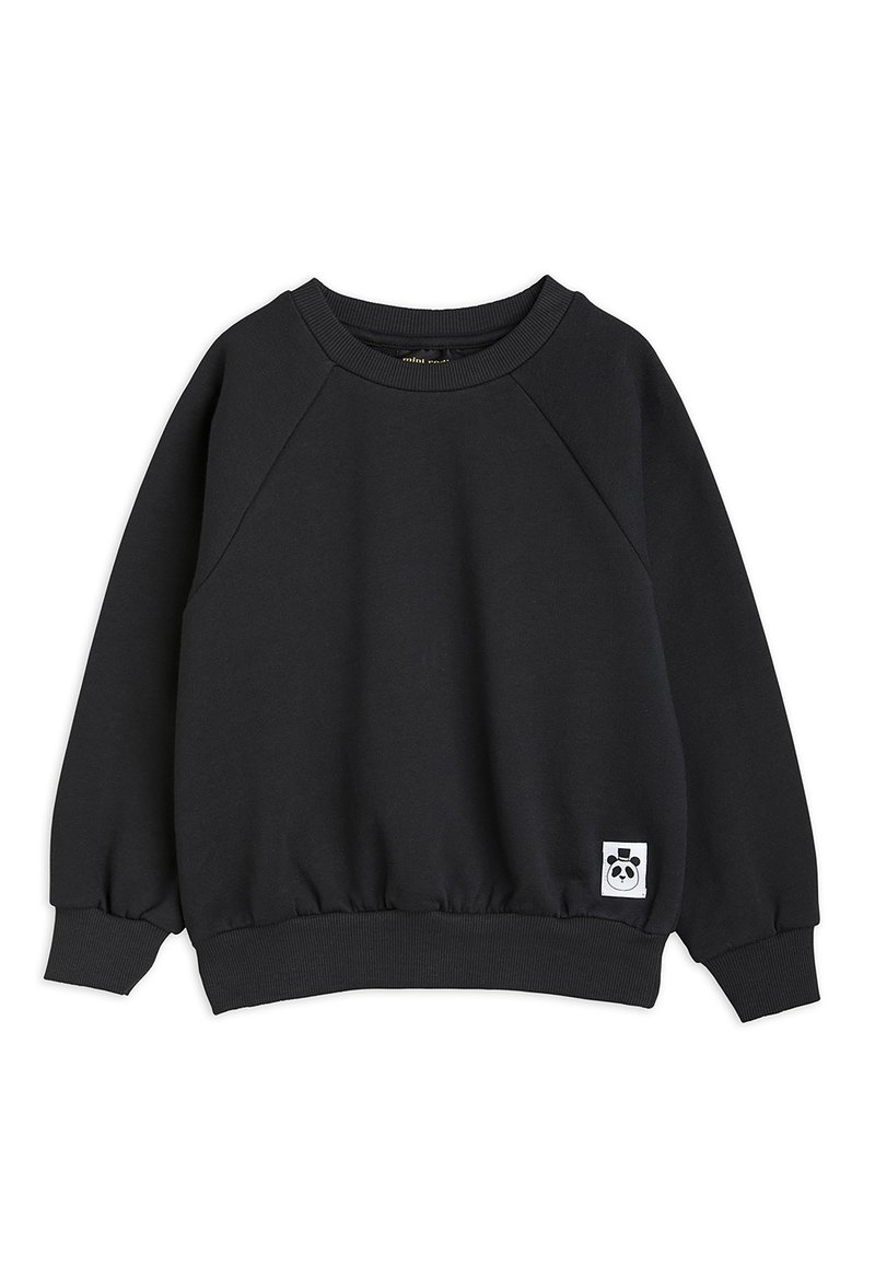 Sudadera negra de manga larga con cuello redondo, con puños y dobladillo acanalados, que presenta un pequeño parche de cara de panda cerca de la esquina inferior derecha.