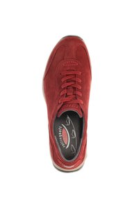 Sneaker rossa in suede con punta rotonda, design con lacci, colletto imbottito e accenti grigi. Presenta una soletta imbottita per il comfort.