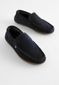 Himmlische, navyfarbene Wildleder-Slipper mit runder Zehenform, einer Naht entlang der Vorderseite und einer strukturierten Gummisohle. Mit einem kleinen metallischen Akzent.