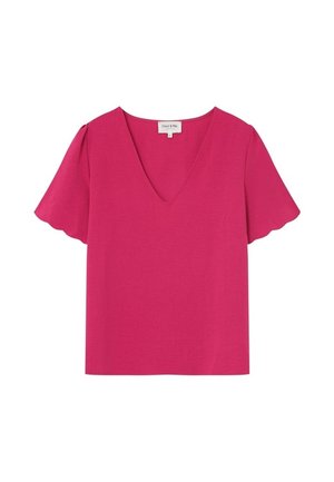 Haut fuchsia à col en V avec manches courtes à bords festonnés. Fabriqué en tissu doux, il présente une coupe décontractée et un design minimaliste sans motifs ni accents.