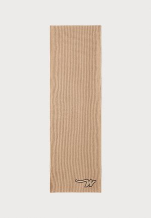 Strikket beige skjerf med en teksturert ribbestrikket design og et lite brunt logo-accent nederst. Lang og rektangulær form.