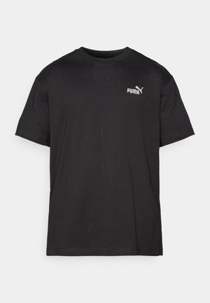 Sort bomulds T-shirt, korte ærmer, rund hals, med hvid Puma-logo på venstre bryst, lige kant, glat tekstur.