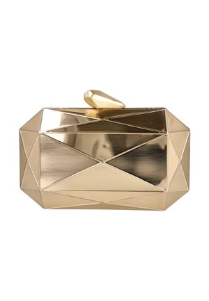 Pequeño clutch duro dorado con facetas geométricas y un cierre angular único en la parte superior.