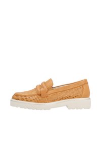 Scarpa slip-on in pelle color tan con design perforato e dettaglio a fiocco. Presenta una suola in gomma bianca e punta arrotondata, offrendo un look casual.