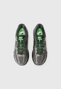 Nike Sportswear ZOOM VOMERO 5 - Sportbačiai - silver-coloured/neon green/black
