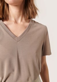 Soaked in Luxury COLUMBINE V-NECK SS - Paprasti marškinėliai - walnut