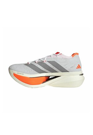 Chaussures de course légères en mesh blanc avec des bandes grises et un accent orange. Dotées d'une semelle bicolore et rembourrée pour un meilleur soutien.