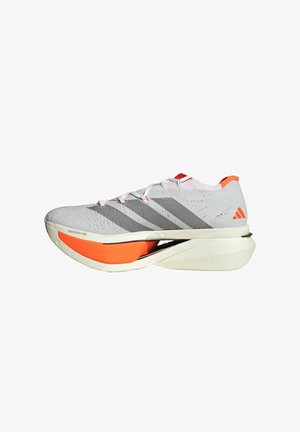 Zapatillas de running ligeras de malla blanca con rayas grises y un detalle naranja. Cuentan con una suela acolchada bicolor para mayor soporte.