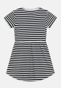 Pasiasta sukienka w granatowo-białe paski z krótkimi rękawami i marszczoną talią. Z logo "GUESS" na kołnierzyku. Miękka, prążkowana faktura.