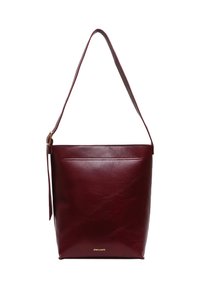 Sac en cuir bordeaux avec une texture lisse, une épaisse bandoulière, et un logo discret en relief à l'avant. Design minimaliste.