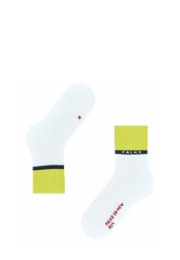 Weiße Sportsocken mit einem leuchtend gelben Bund, einem marineblauen Band, das mit "FALKE" beschriftet ist, und einer strukturierten Sohle. Roter Text weist die Größe auf der Unterseite an.