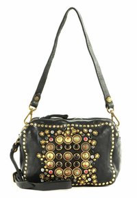 Borsa in pelle nera con borchie dorate e colorate. Forma rettangolare, tracolla regolabile, chiusura con zip e dettagli decorativi sulla parte anteriore.