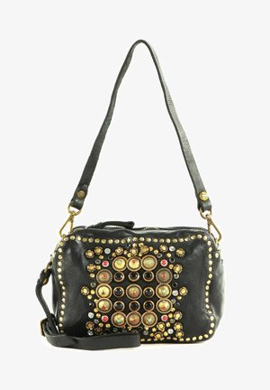 Schwarze Lederhandtasche mit goldenen und bunten Nieten. Rechteckige Form, verstellbarer Riemen, Reißverschlussverschluss und dekorative Akzente auf der Vorderseite.