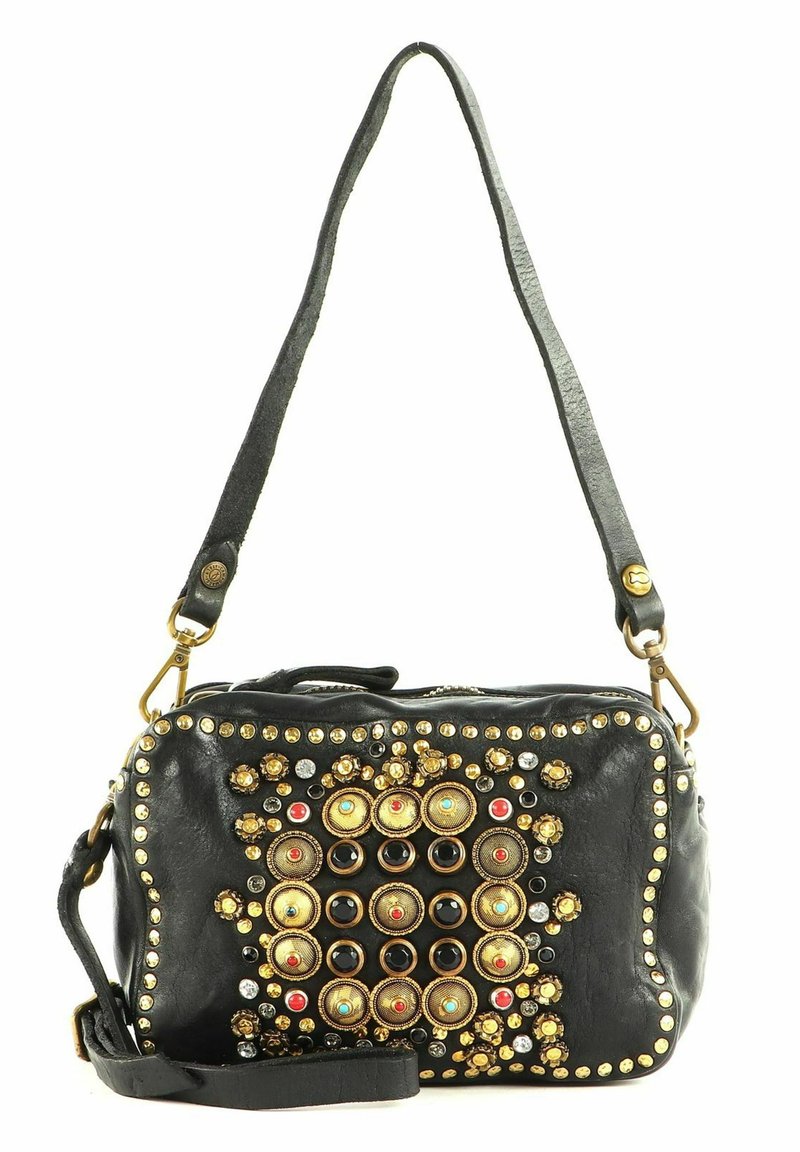 Borsa in pelle nera con borchie dorate e colorate. Forma rettangolare, tracolla regolabile, chiusura con zip e dettagli decorativi sulla parte anteriore.