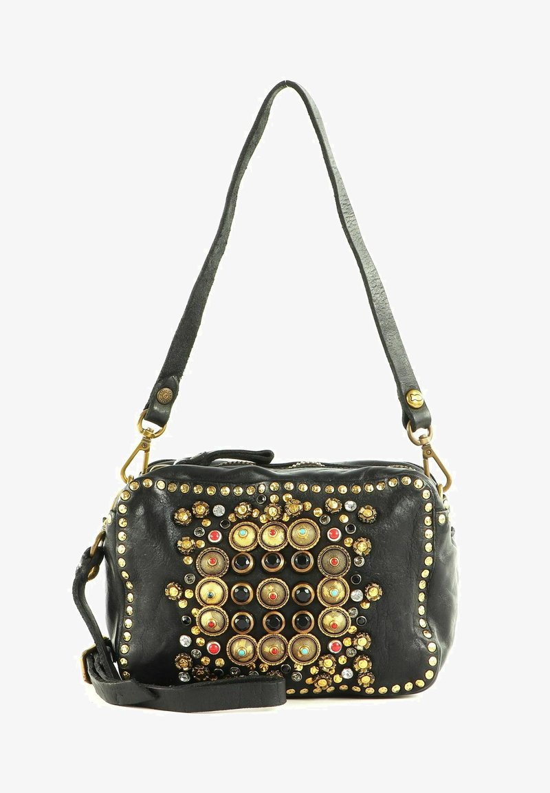 Borsa in pelle nera con borchie dorate e colorate. Forma rettangolare, tracolla regolabile, chiusura con zip e dettagli decorativi sulla parte anteriore.