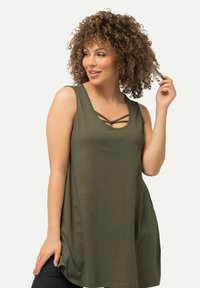 Ulla Popken LONG ZIERBÄNDER RUNDHALS ÄRMELLOS - Top - loden green