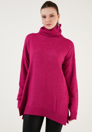 Magenta turtleneck sweater with long sleeves, ribbed cuffs, and hem. Loose fit with side slits, made of soft, textured fabric.
