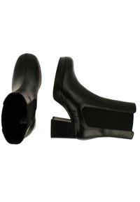 Svarta ankelskor med en slät läderövre, elastiska sidopaneler och en kraftig, ribbad klack. Har en rundad tådesign för komfort.