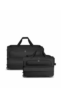 Ensemble de deux sacs de sport noirs, un plus grand avec un tissu lisse, des poignées doubles et des poches zippées ; le sac plus petit présente un design similaire avec des roues.