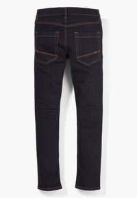 Jeans de denim azul oscuro con un corte recto, con costuras naranjas, dos bolsillos traseros y una textura suave.