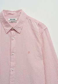 Rosa-weiß gestreiftes, vertikal verlaufendes Hemd mit Kragen, vier weißen Knöpfen und einem "Salsa Jeans"-Etikett im Krageninnenteil.