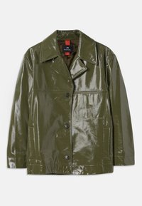 Olijfgroene, glanzende jas met een kraag, twee voorzakken, knoopsluiting en subtiele naaddetails.
