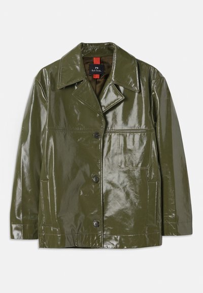 Olīvu zaļš, spīdīgs jaka ar apkakles dekoltē, divām priekšējām kabatām, pogu aizdari un smalku šuvju apdari.