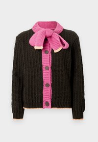 Čierny pletený kardigán s ružovým žehliteľným gombíkovým pláťom a šálovým golierom. Má hnedé gombíky a svetloružové akcenty na okrajoch a manžetách.