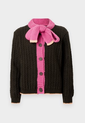 Črni pleteni kardigan z rožnato rebrasto zapenjalno školjko in ovratnikom v obliki šala. Ima rjave gumbe in svetlo rožnate poudarke na spodnjem robu in manšetah.