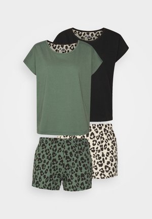 Dois conjuntos de blusas casuais e calções. Uma blusa é verde-azeitona, a outra é preta. Os calções têm um padrão de leopardo verde sobre uma base bege com manchas pretas.