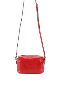Rote Leder-Umhängetasche mit rechteckiger Form, strukturierten Oberfläche und Reißverschluss. Verfügt über einen verstellbaren Riemen mit Metallbeschlägen.