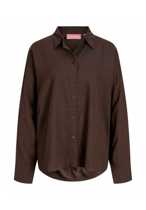 Hnedá košeľa na dlhý rukáv na gombíky s golierom a nadrozmernými manžetami, mierne zaoblený lem a viditeľná značková etiketa vo vnútri výstrihu.
