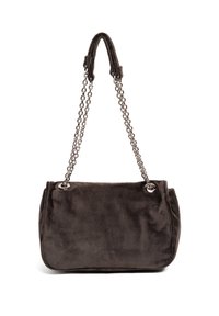 Dunkelbraune Samt-Handtasche mit flacher Form, silbernen Kettengriffen und metallischen Akzenten an den Seiten. Weiche Textur, minimalistisches Design.