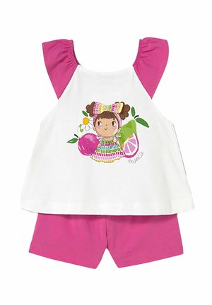 Top in bianco con spalline arricciate rosa, decorato con una grafica colorata di una ragazza con frutti, abbinato a pantaloni corti rosa.