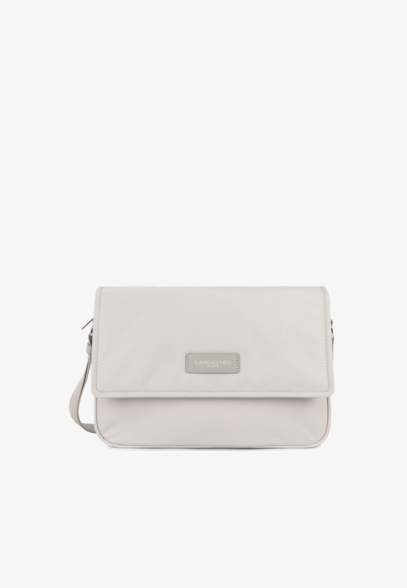 Sac bandoulière gris clair en nylon lisse avec une fermeture à rabat. Présente une forme rectangulaire et une plaque logo argentée à l'avant.