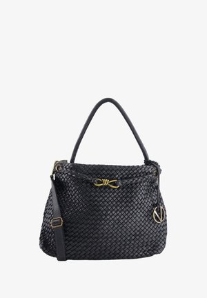 Schwarze, gewebte Ledertasche mit strukturierter Form, ausgestattet mit einem geflochtenen Riemen, goldfarbenen Beschlägen und einem daran befestigten Logo-Anhänger.