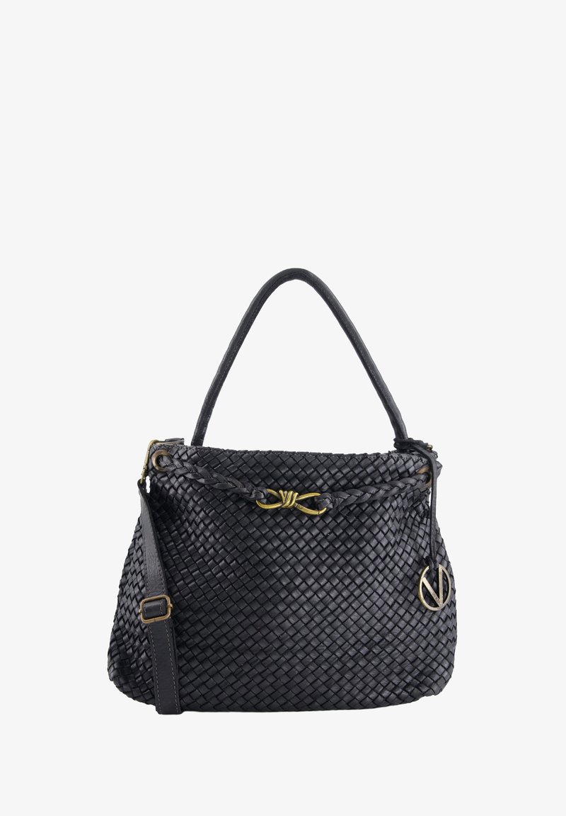 Czarna pleciona torebka ze skóry o zarysowanej, usztywnionej formie, wyposażona w pleciony pasek, złote okucia i zawieszkę z logo.