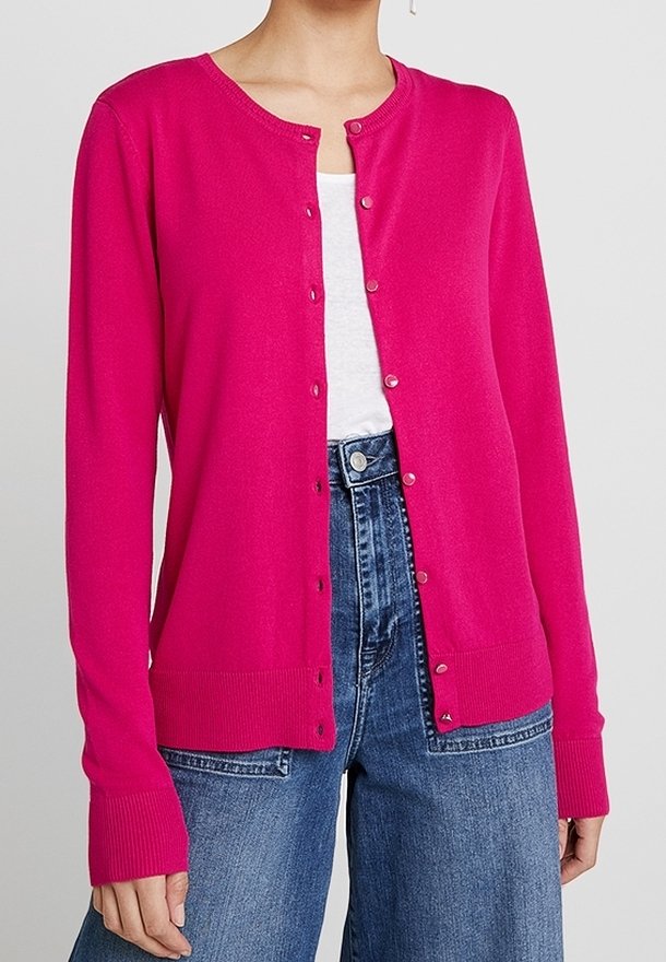 Virkistävän pinkki neuletakki pehmeästä kankaasta, jossa on pyöreä pääntie, pitkät hihat ja napitus edessä.