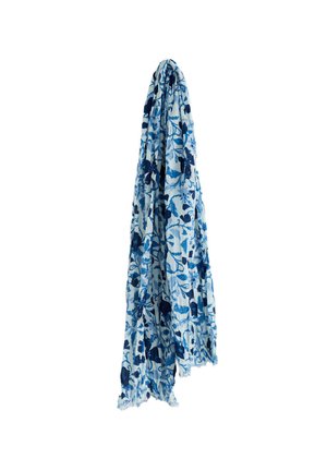 Eșarfă albastru deschis cu model floral albastru închis, atârnând lejer, evidențiind textura materialului ușor și cutat.