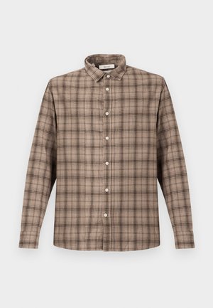 Camisa de cuadros marrón de manga larga, con cuello abotonado y botones en la parte delantera. Presenta una textura suave, tejida y con patrones de cuadros en contraste.