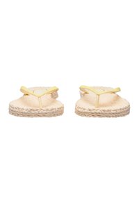 Beige geweven slippers met lichtgele bandjes, van voren gezien op een witte achtergrond.