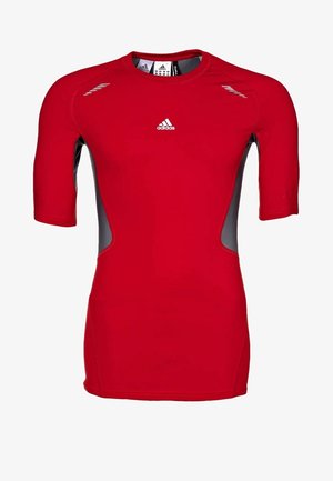 T-shirt sportif rouge à manches courtes avec des accents gris sur les côtés et des détails réfléchissants. Fabriqué en tissu extensible et respirant.