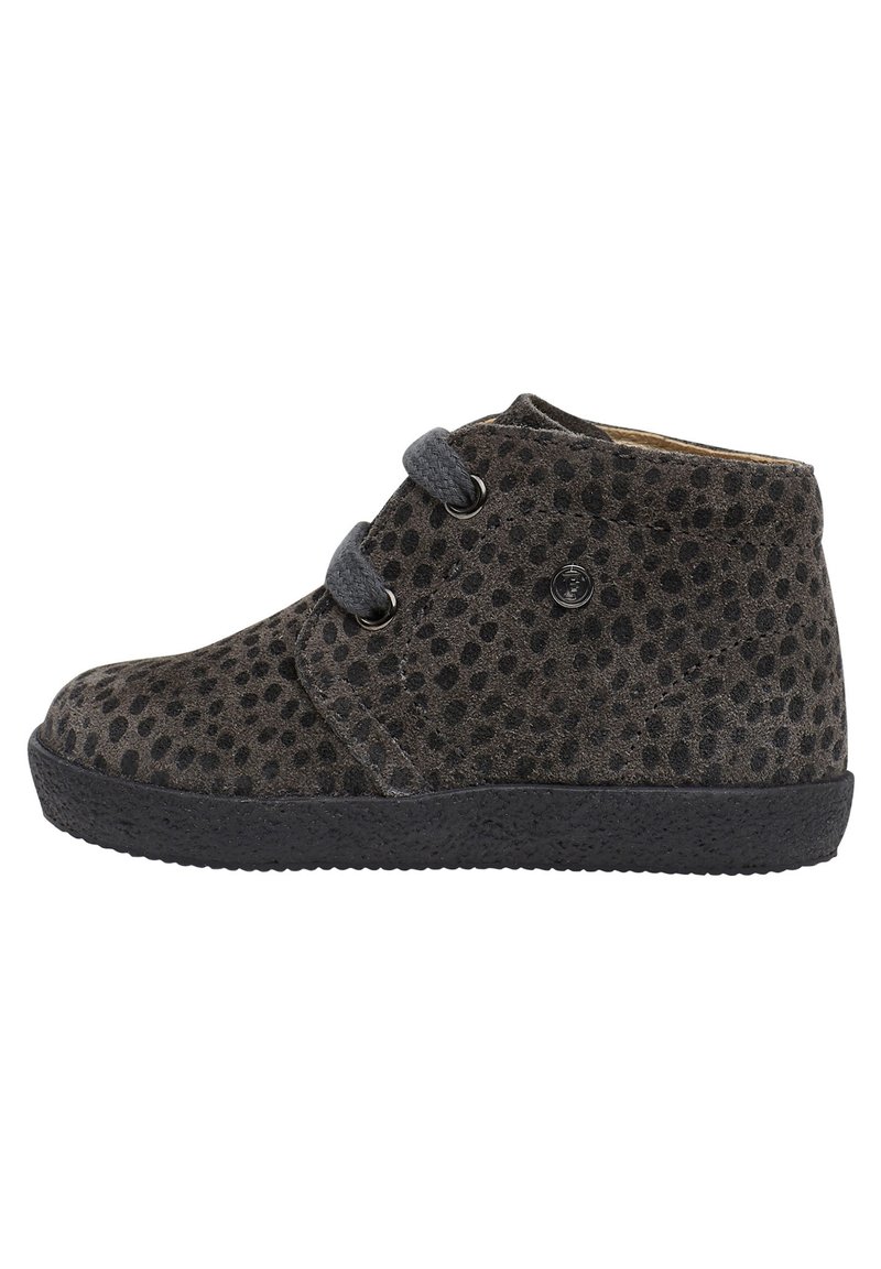 Stivale alla caviglia in suede grigio con pois neri, punta arrotondata, due asole con lacci grigi, suola testurizzata e tacco leggero.