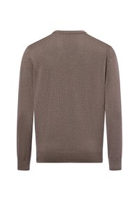 Brązowy dzianinowy sweter z okrągłym dekoltem i prążkowanymi mankietami. Gładka faktura, prosta linia kroju, bez widocznych wzorów i detali metalowych.